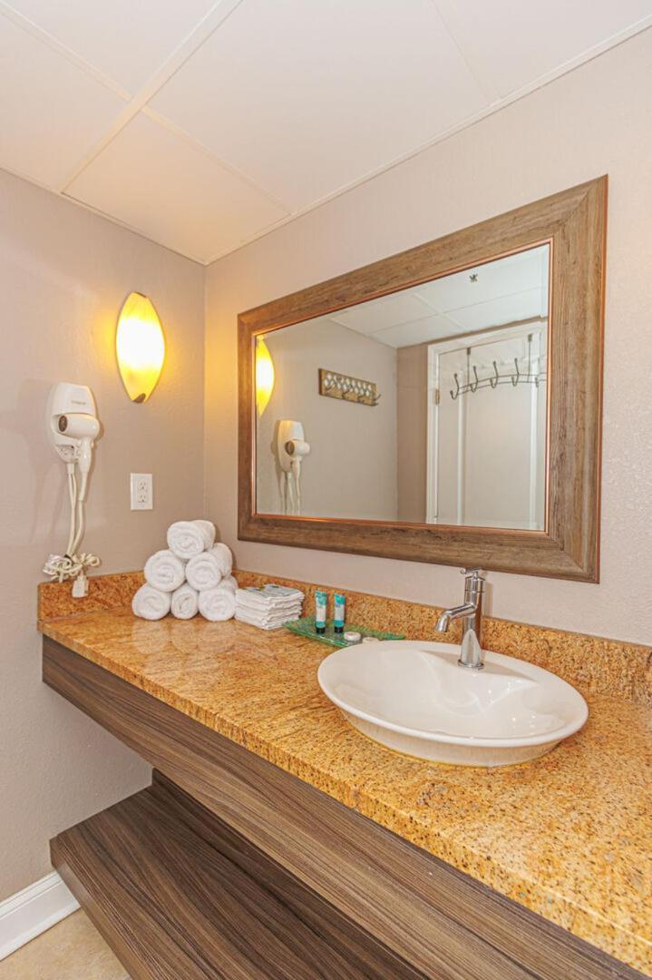 Oceanfront 1 Bedroom Suite With Beautiful Decor And Accents Caravelle Resort 1039 Sleeps 6 Guests 미를 비치 외부 사진